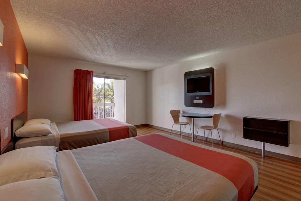Motel 6-Santa Ana, Ca - Irvine - Orange County Airport Екстериор снимка